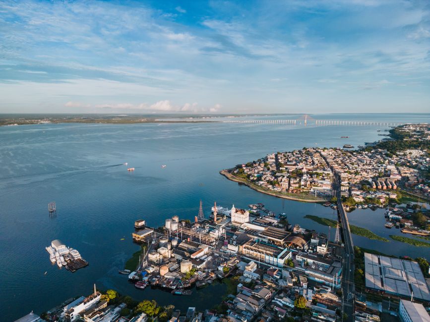 Deslumbrante vista aérea de Manaus, Brasil, com a Ponte Rio Negro ao fundo.