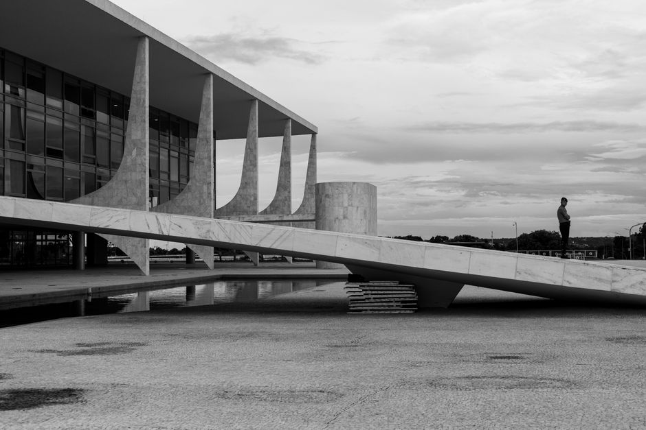 Black and white photo of Palacio do Planalto, Brazil's iconic government building.