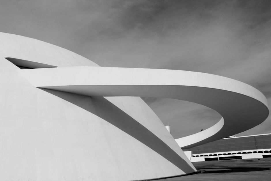Capture of futuristic architecture at the National Museum in Brasília, Brazil, in grayscale.