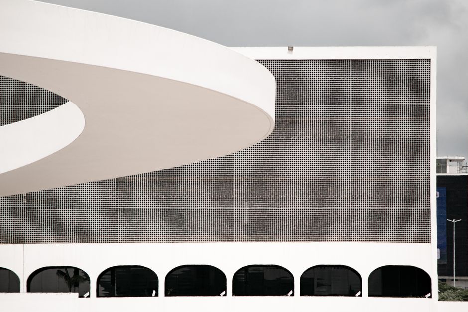 Geometric design of a modern facade in Brasília, showcasing contemporary architecture.